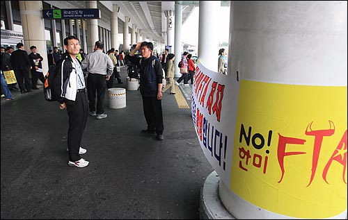 한미FTA 4차 협상 개시를 하루 앞둔 22일 오후 제주공항에 원정투쟁단을 환영하는 현수막이 내걸려 있다. 